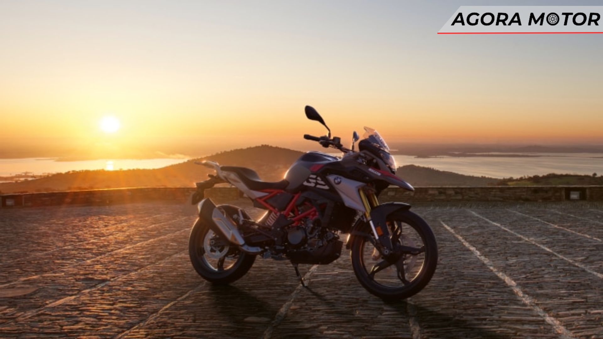 Foto de uma G 310 GS 2024 com detalhe no por do sol.