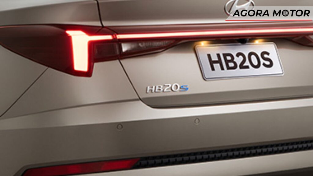 Parte traseira do HB20s 2024 com destaque nas luzes em LED.