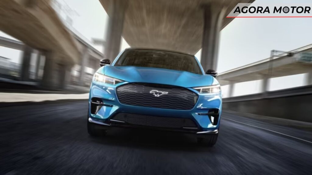 Mustang Mach-e 2024 azul em movimento