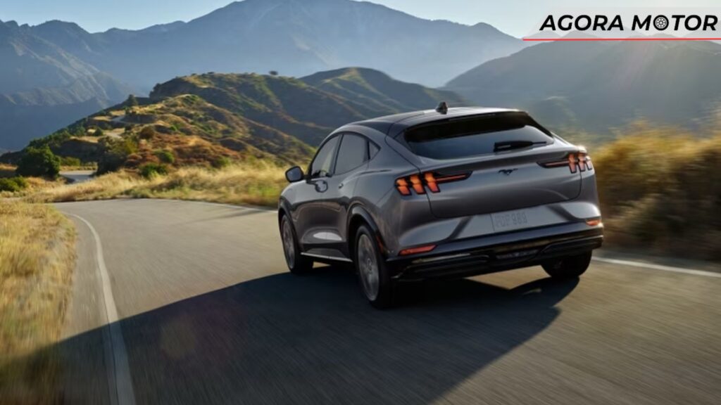 Mach-e 2024 cinza em movimento