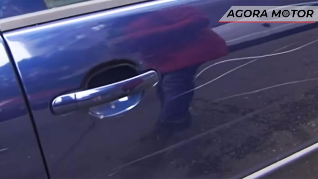 Mulher risca a pintura de mais de 400 carros em pátio de concessionária