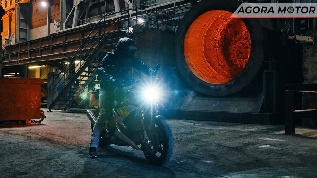S 1000 R 2024 com as luzes acessa