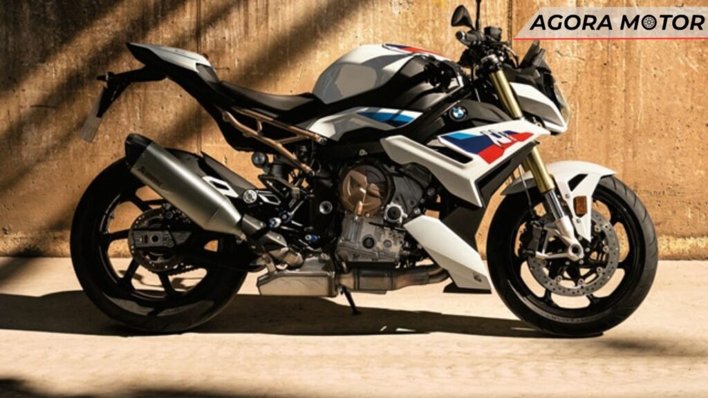 Foto de uma S 1000 R 2024 com detalhes nas cores.