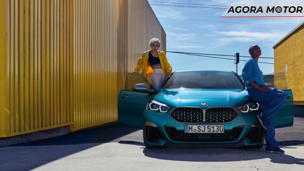 Foto frontal de um Série 2 Gran Coupé 2024, com pessoas