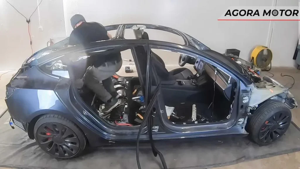 Veja quantas peças podem ser removidas de um Tesla Model 3 sem que ele perceba