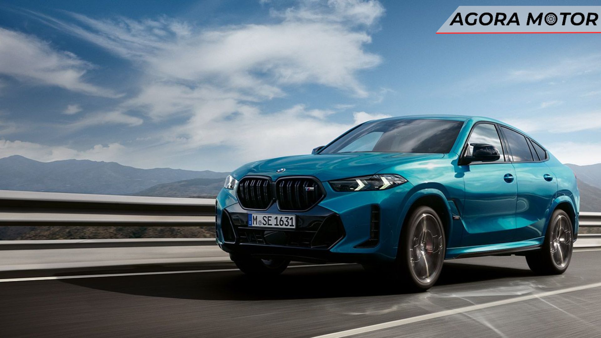 Uma BMW X6 2024 azul em movimento