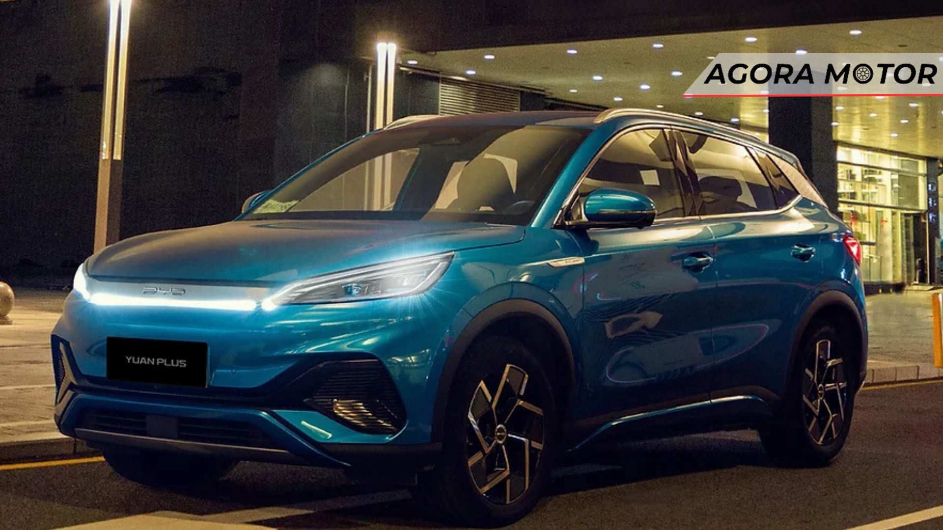 Yuan Plus 2024 com luzes acessas.