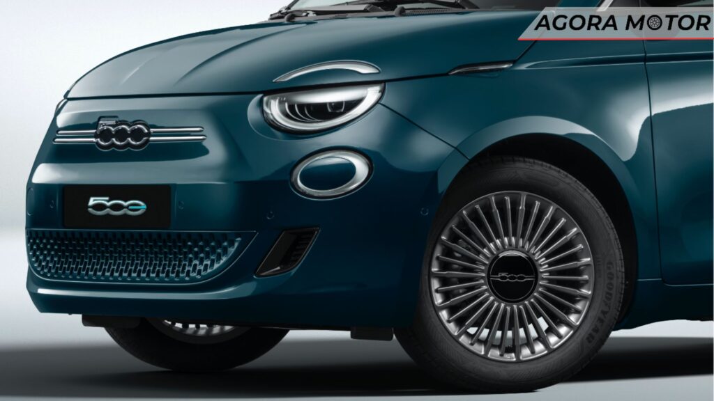 Parte frontal de um 500e 2024 verde