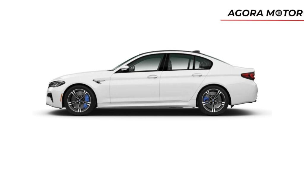 Lateral da BMW M5 2024.