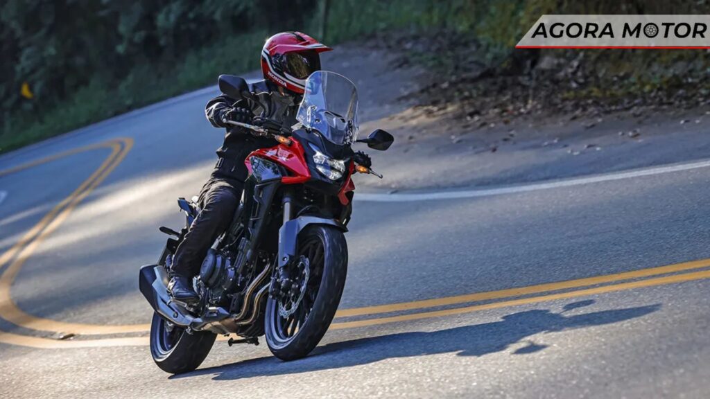 CB 500x em um uma curva. Foto: Divulgação