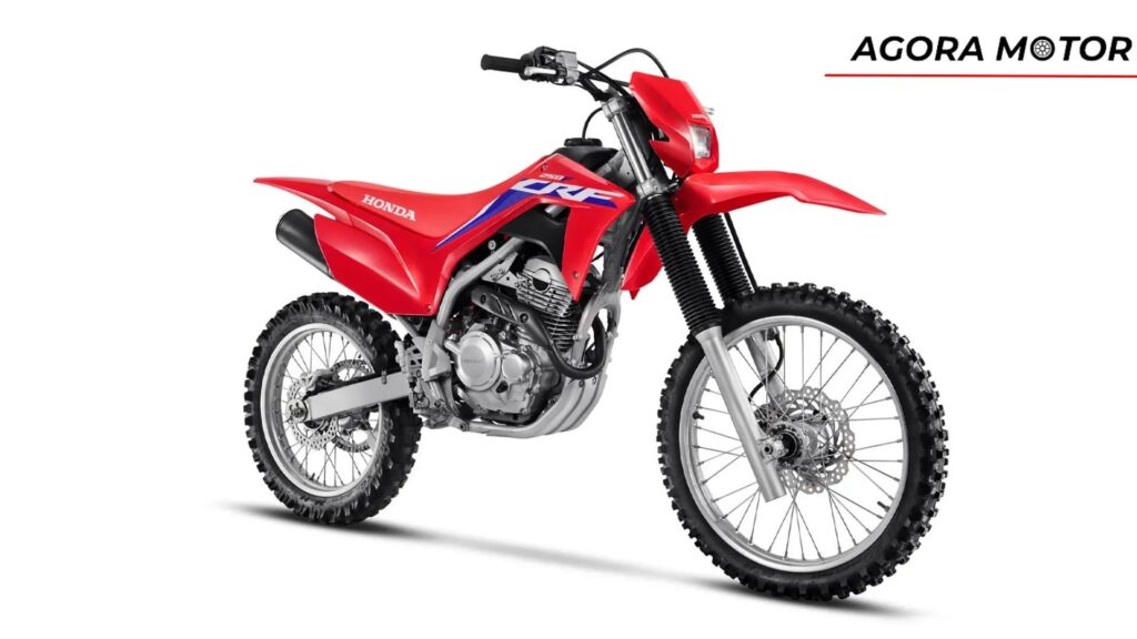 Moto parada em diagonal.