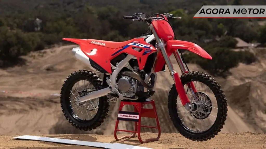 Honda CRF 450 vermelha.