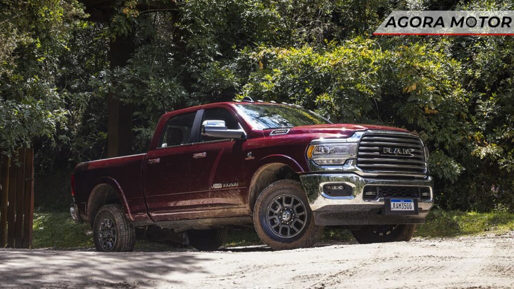 RAM 3500 na cor vermelha.