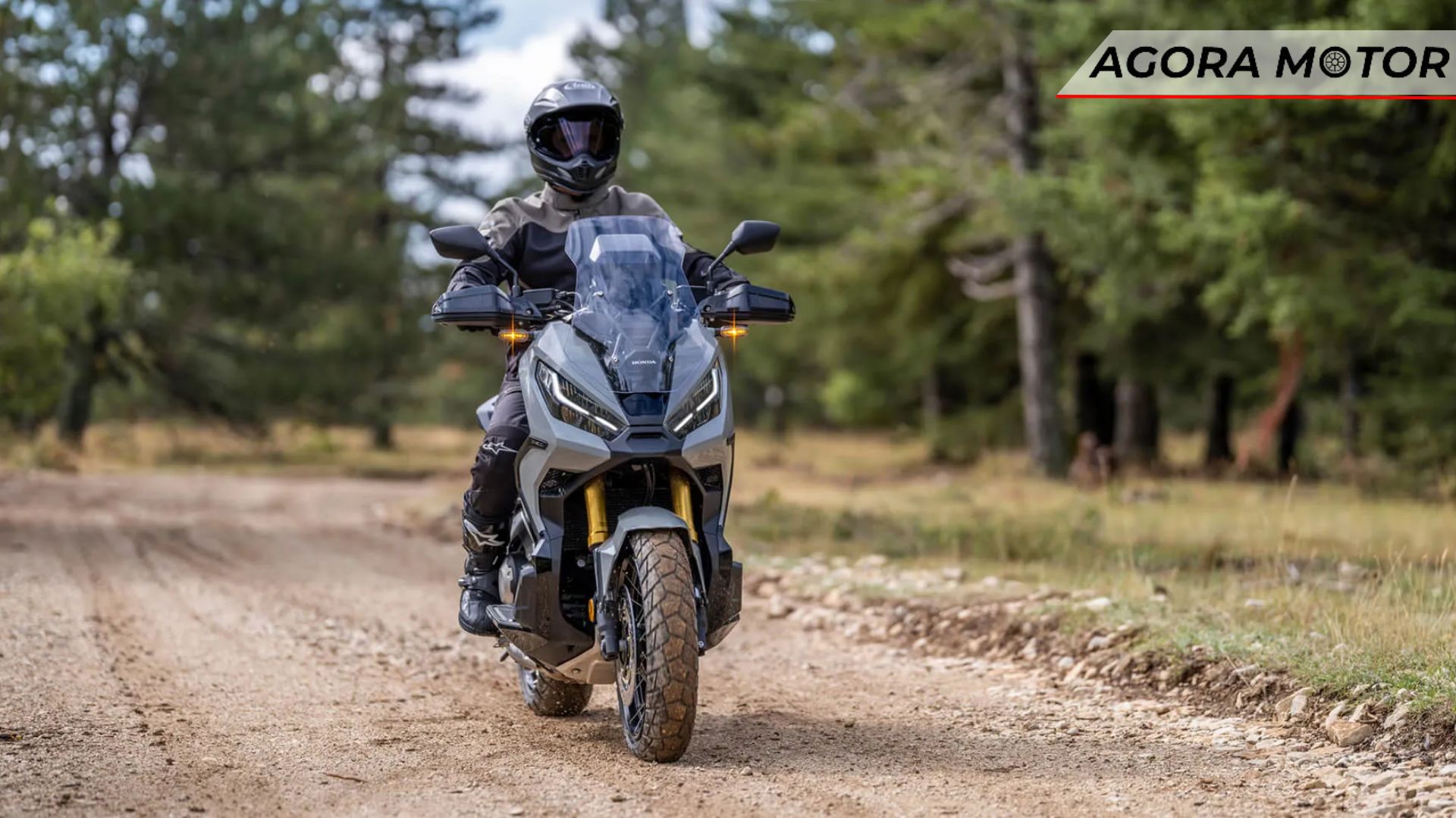 Frente da X-ADV 2024.