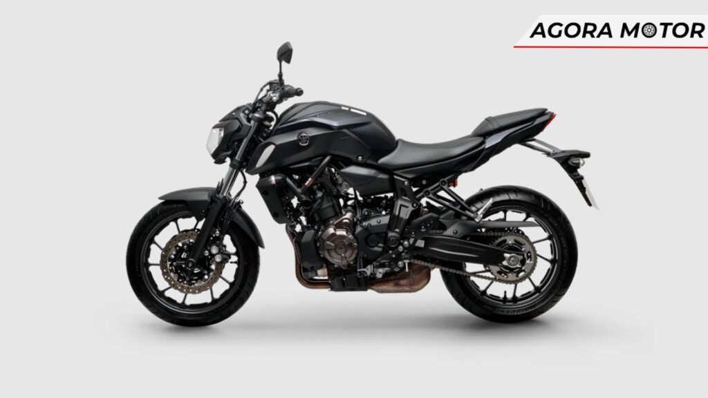 Lateral da Yamaha MT-07 2024 preta.