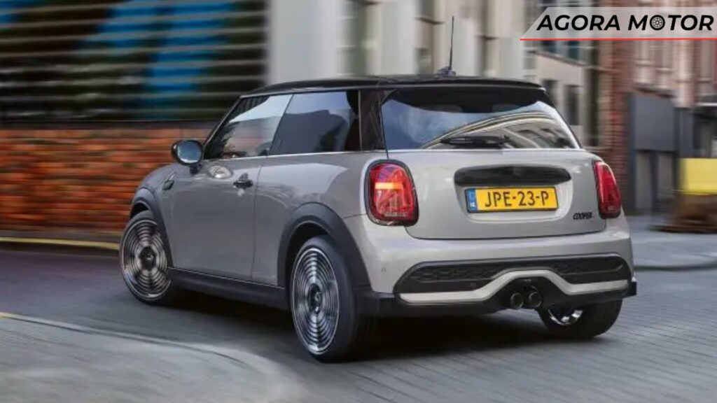 Traseira de um MINI Cooper 2024