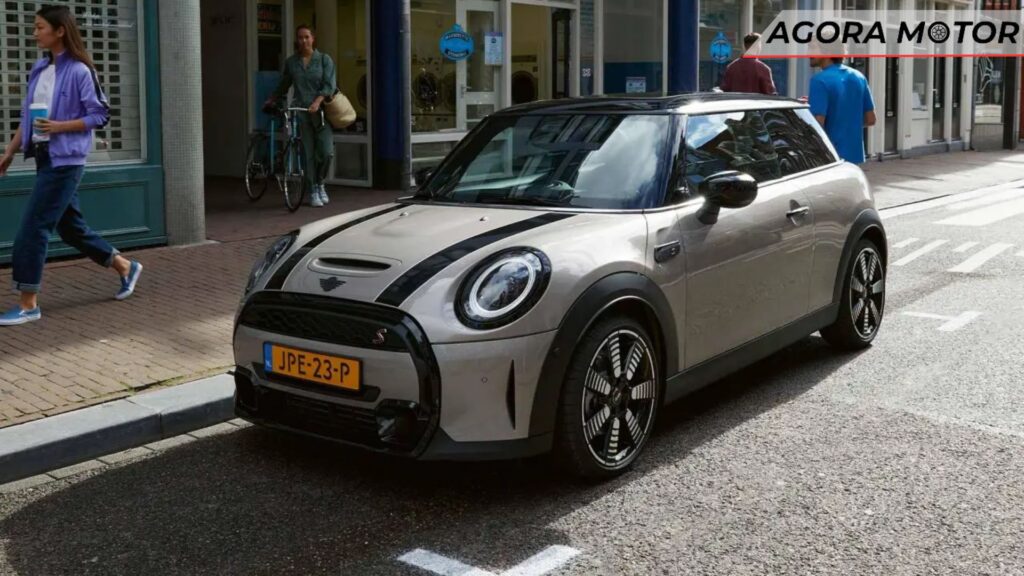 Foto panorâmica de um MINI Cooper 2024