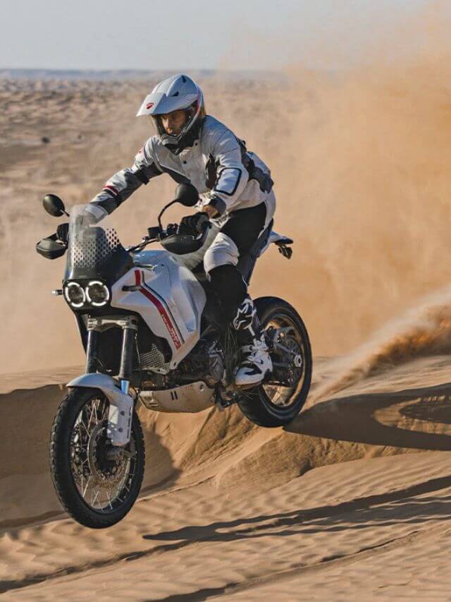 Ducati DesertX 2024 na areia.
