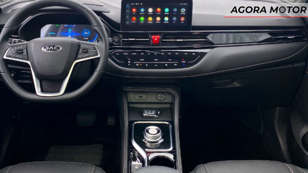 Interior de um E-JS4 2024 com foco no volantes