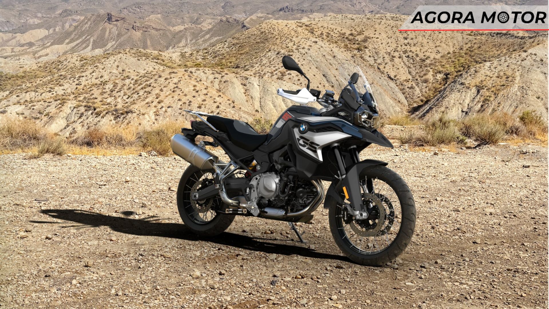 F 850 GS 2024 preta escionada em um terreno com pedra