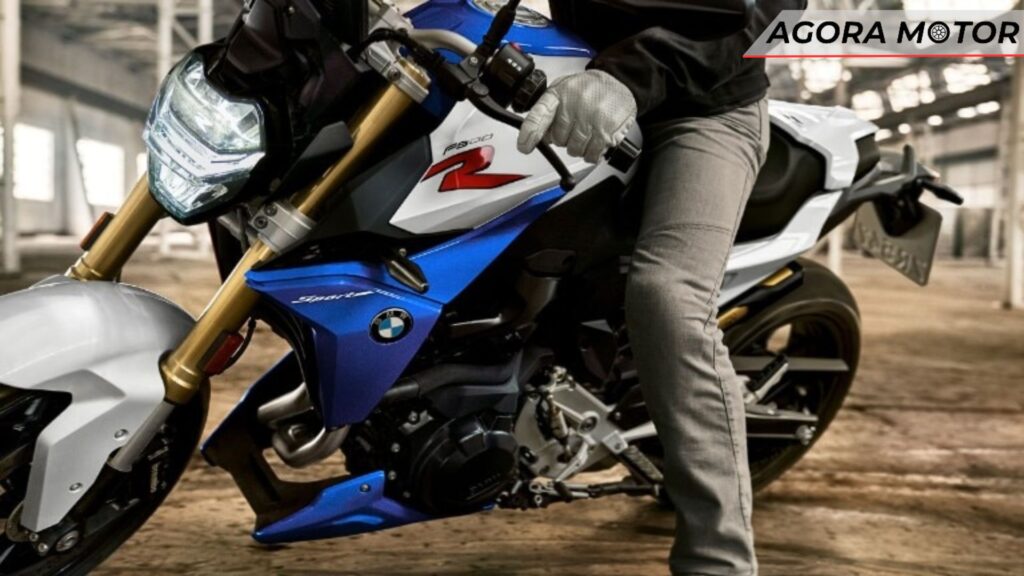 F 900 R 2024 com detalhes em azul