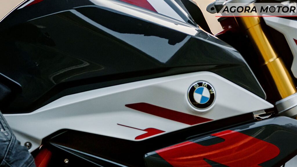 Chassi da G 310 R 2024 com foco no logo da BMW