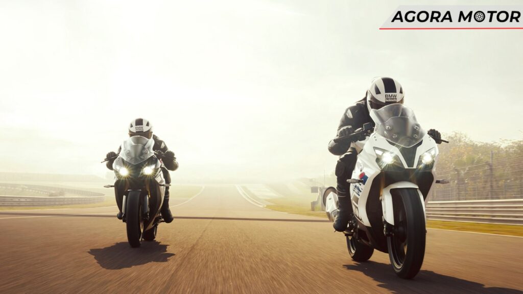 Duas G 310 RR 2024 em movimento
