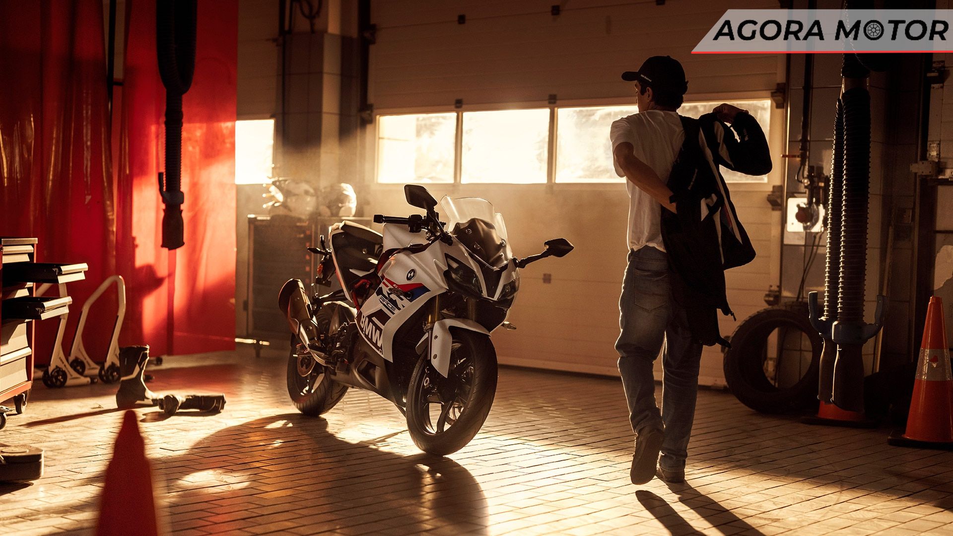 Um homem indo até uma G 310 RR 2024