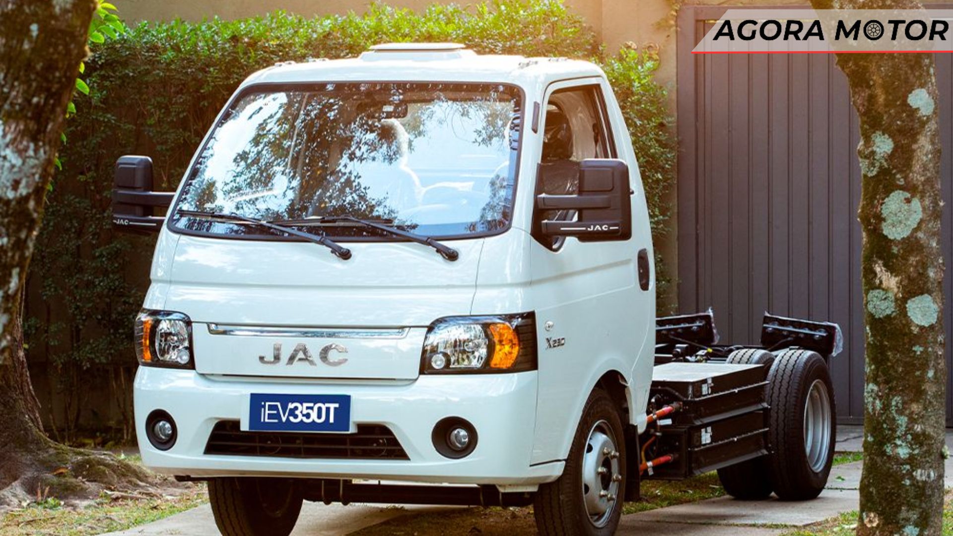 Foto panorâmica de um iEV 350T 2024