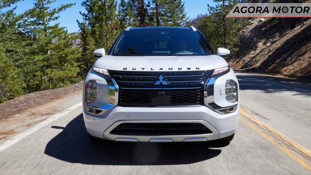 Foto frontal de um Outlander 2024 branco