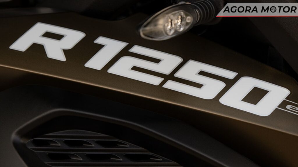 Foco no logo da R 1250 GS 2024