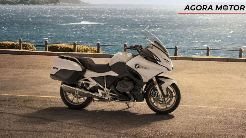 R 1250 RT 2024 estaciona na fretne do mar