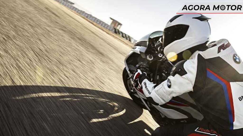 S 1000 RR 2024 na pista em movimento