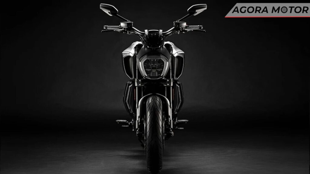 FOto frontal de uma Diavel 1260 S 2024