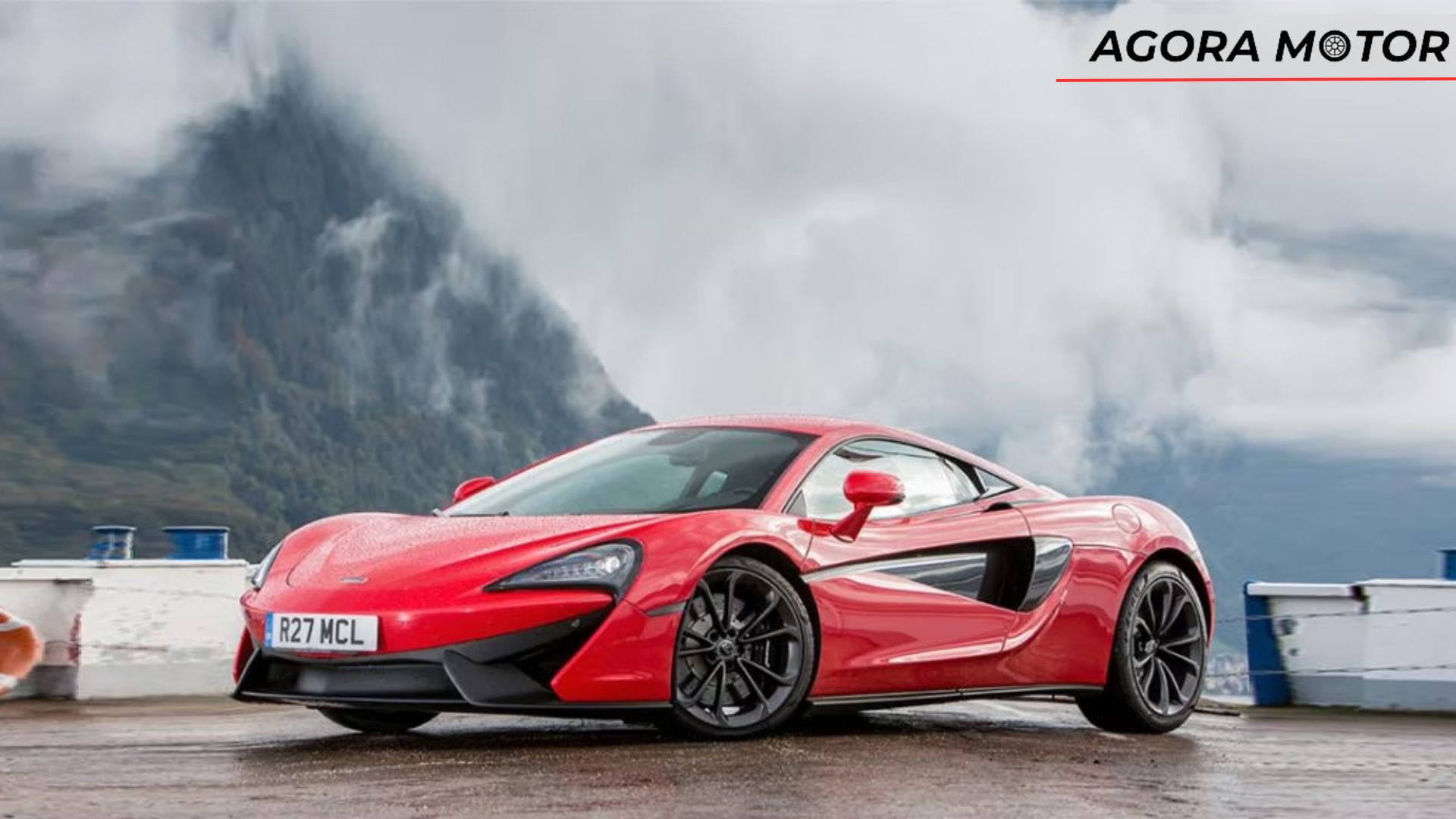 Foto panorâmica de um McLaren 540C 2024