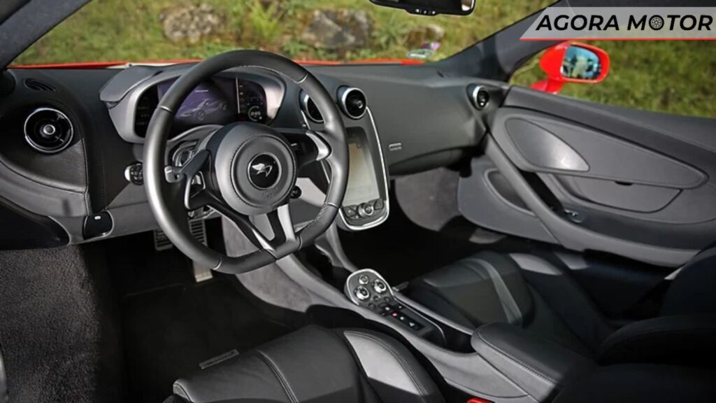 Interior de um McLaren 540C 2024