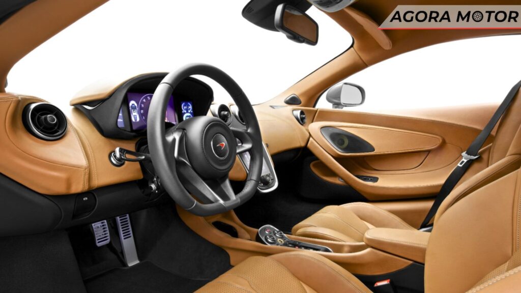 Interior de um McLaren 570 2024