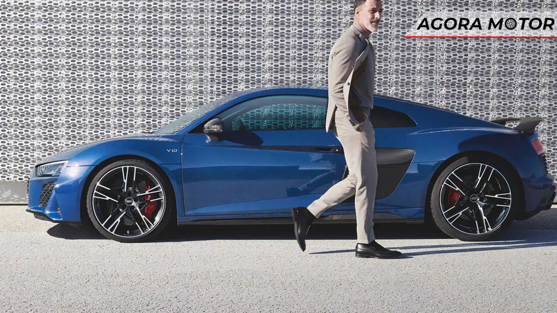 Lateral do Audi R8 2024.