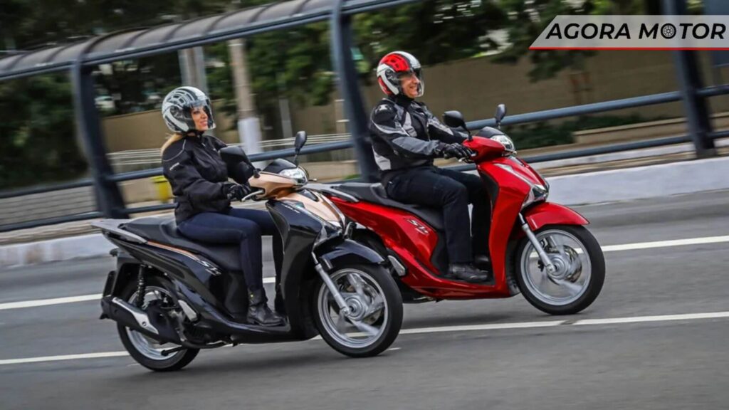 Cores vermelha e preta da moto.