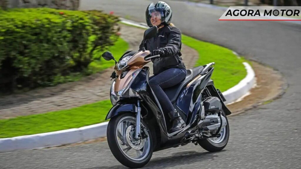 SH 150i 2024 na curva.