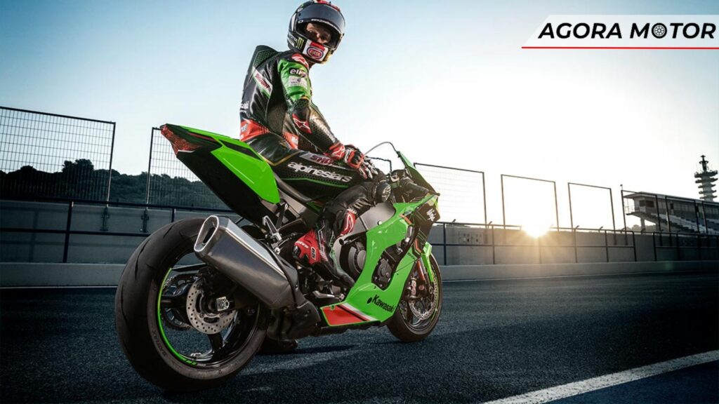 Kawasaki Ninja ZX10R 2024 com o piloto em cima.