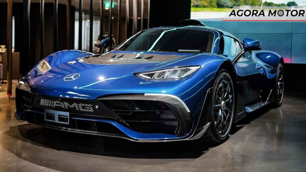 Bottas recebe as chaves de carro raro e personalizado da Mercedes-Benz em Affalterbach