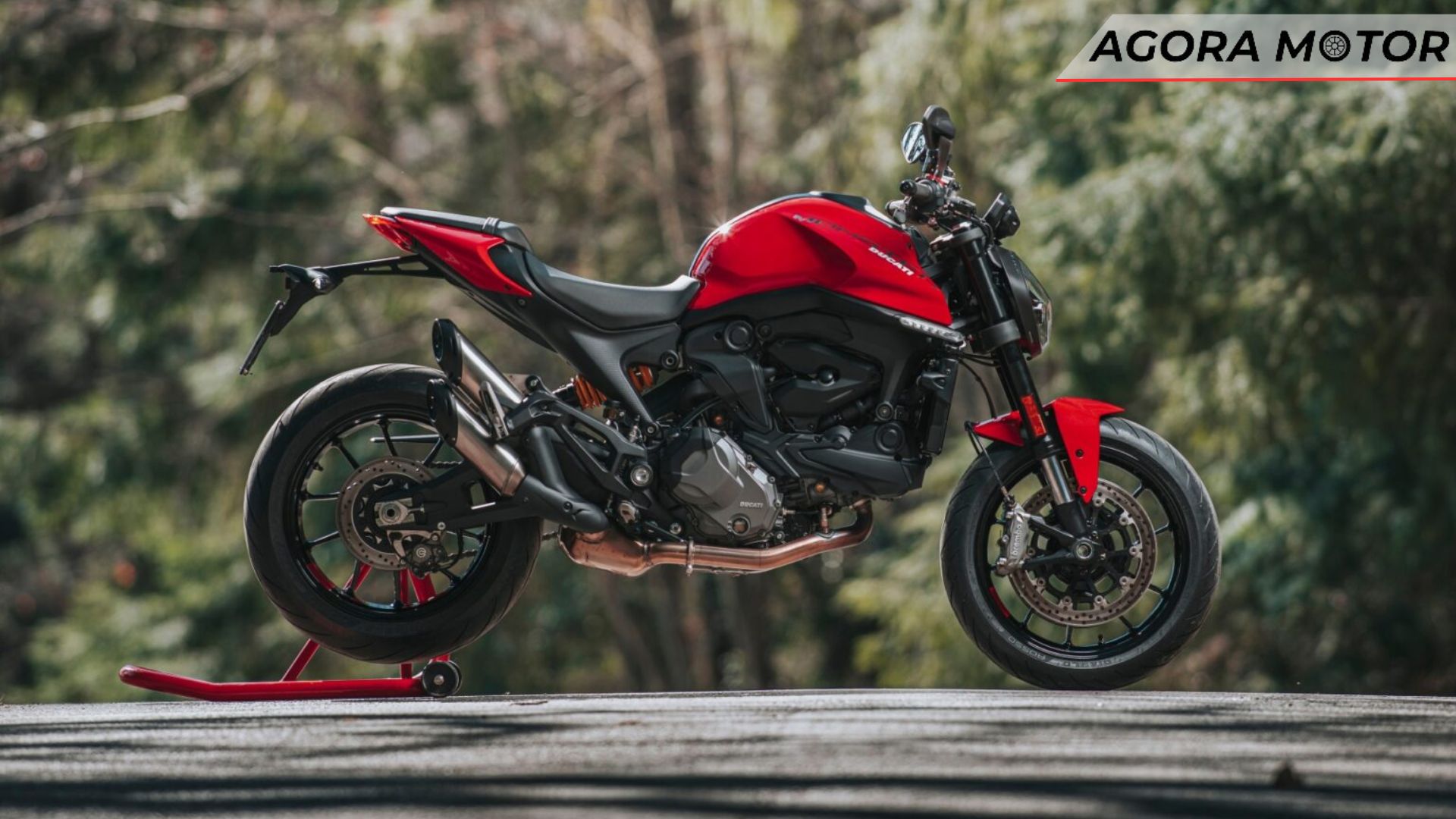 Foto de uma Ducati Monster 937 2024 vermelha