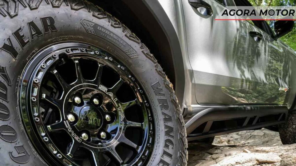 Picape AT4X com pneus Goodyear Wrangler Territory MT de 35 polegadas e levantamento de 4,5 polegadas é destaque na rua