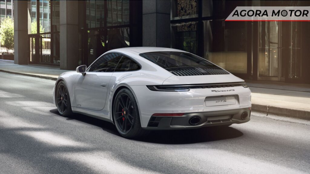 Traseira do Porsche 911 2024.