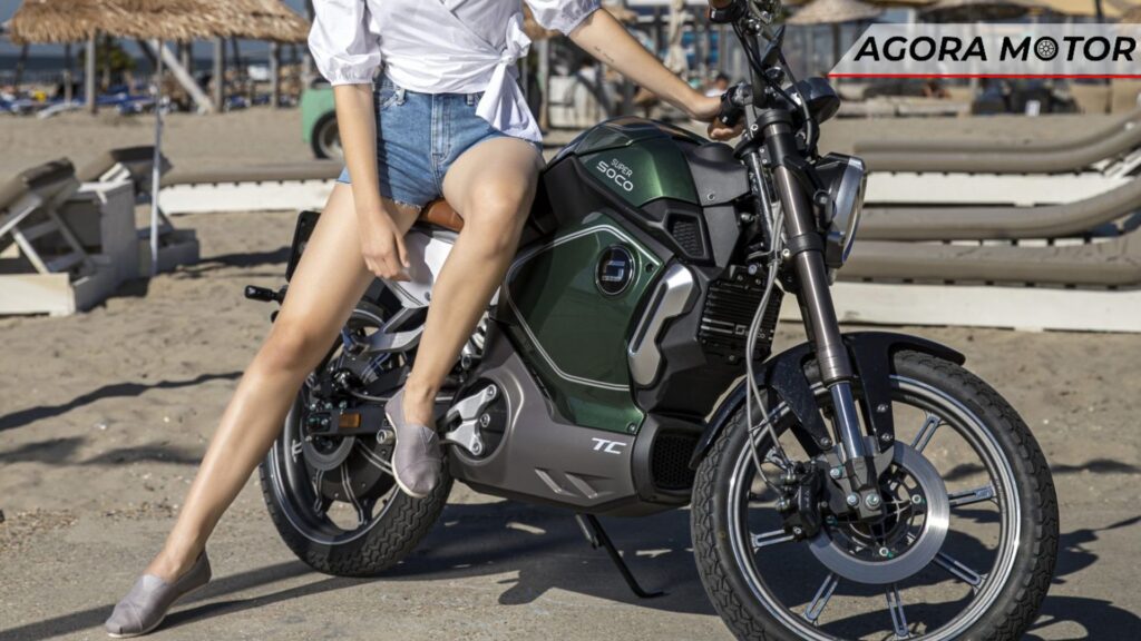 Mulher em cima da moto.