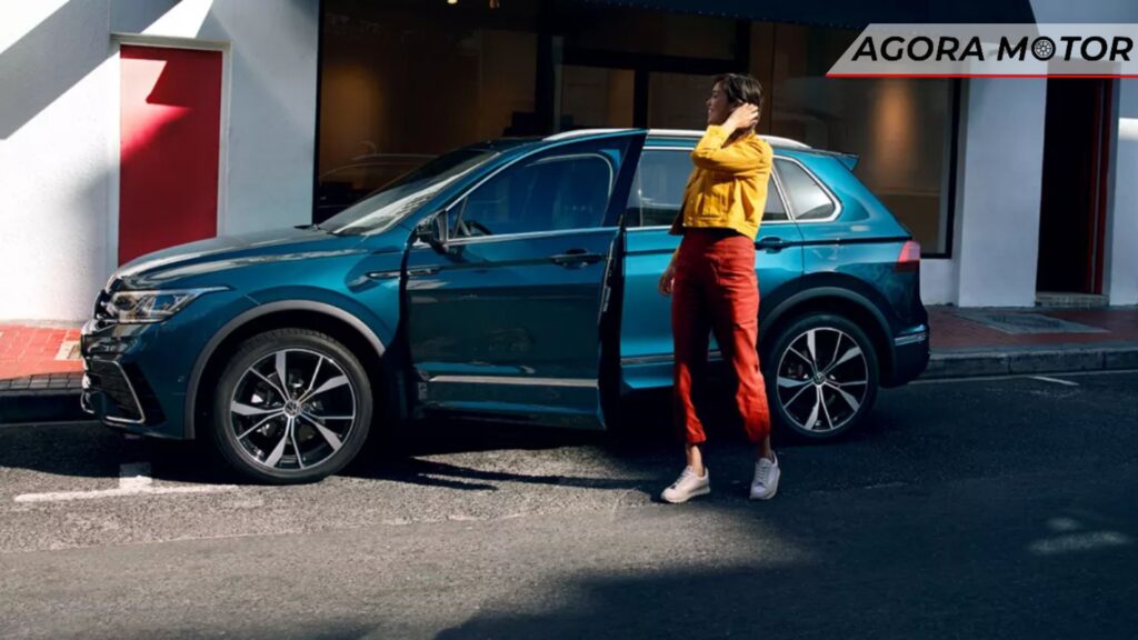 Mulher ao lado do Tiguan.