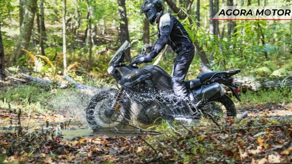 Yamaha XT 1200 Z Super Ténéré 2024 na floresta.