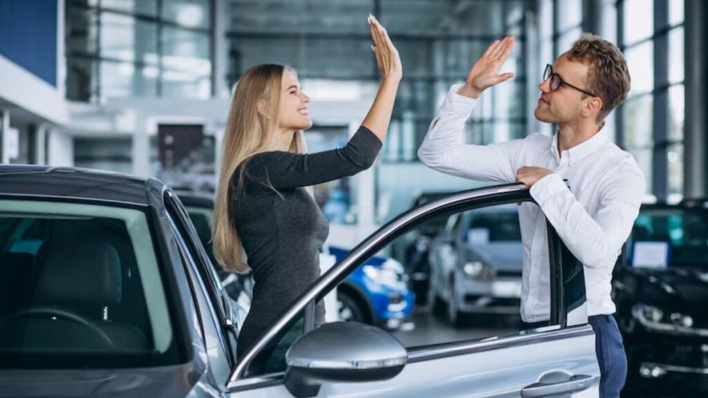 Mulher comprando carro 2023