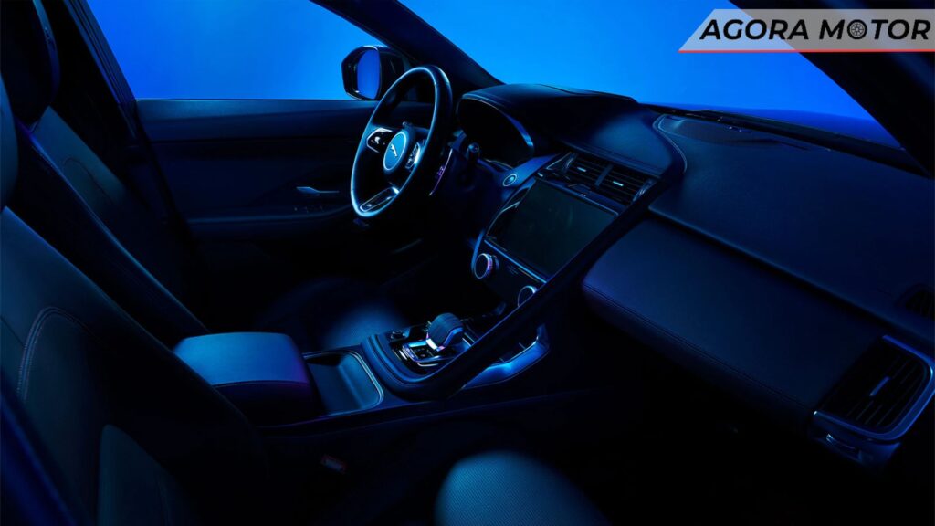 Interior de um e-Pace 2024
